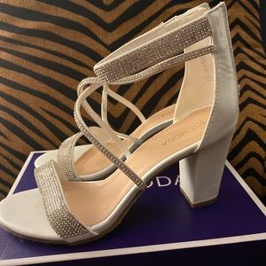 Women’s white bling sandals w rhinestones